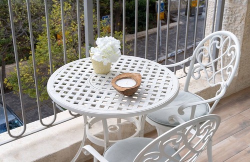 Mahane Israel Apartment | Luxury Oasis in JLM City Center!