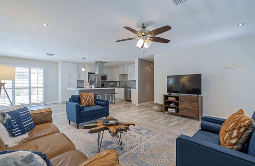 Cox Heights House | Luxury Oasis with Pool Sleeps 7 - Close to Old Town!