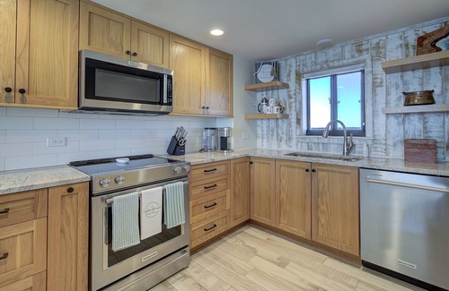 Wrightsville Beach Condo | Luxury Oceanfront Couples Retreat- Station 1 Top Floor, Newly Renovated