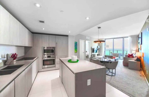 Hollywood South Central Beach Condo | Luxury Ocean Views – Pool, Gym & Beach Access