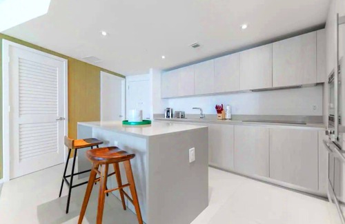 Hollywood South Central Beach Condo | Luxury Ocean Views – Pool, Gym & Beach Access