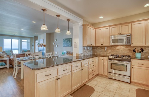Newport House | Luxury Oceanfront Condo with Two Primary Suites Near Newport’s Nye Beach