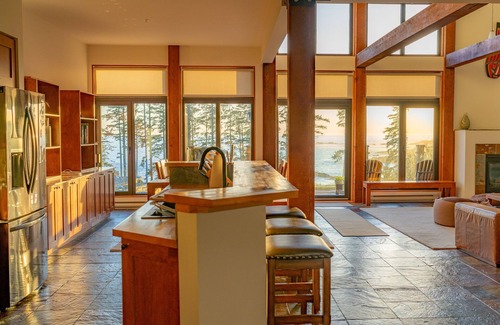 Ucluelet Condo | Luxury Oceanview Condo 3BD+Loft Deck Fireplaces 5 min to Beach & Trails