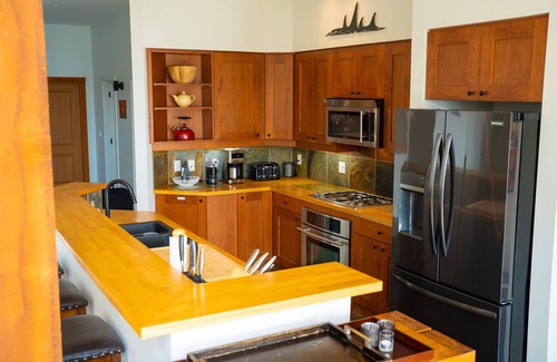 Ucluelet Condo | Luxury Oceanview Condo 3BD+Loft Deck Fireplaces 5 min to Beach & Trails
