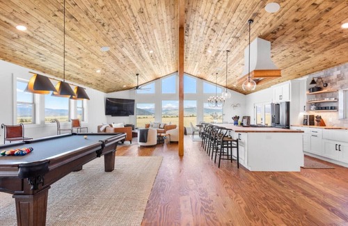 Fairplay Apartment | Luxury Off-Grid Lodge | Views, Games, Pet Friendly