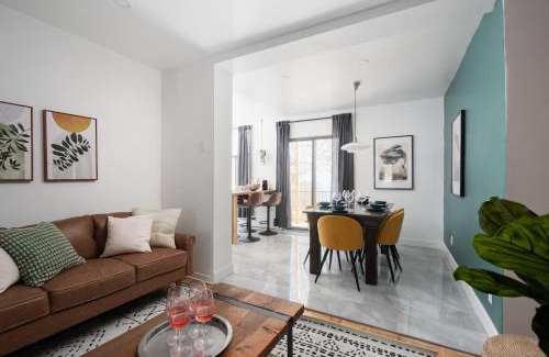Ville-Marie Apartment | Luxury Old Montreal Parking with Yard Patio 10 Guests