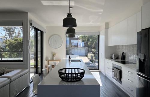 Inverloch House | Luxury on Bayview Wifi Linen included