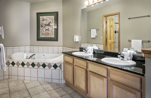 Four O'Clock Resort | Luxury One-Bedroom Condos