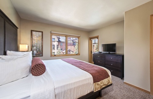 Four O'Clock Resort | Luxury One-Bedroom Condos