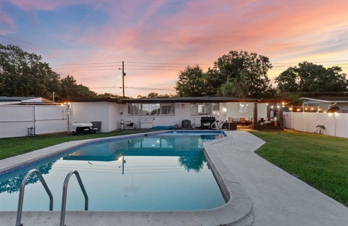 Pine Castle House | Luxury Orlando Vacation Home – 3BR w/Pool, Big Backyard & Near Disney