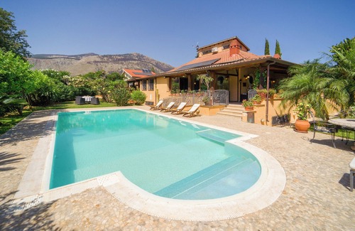 Palermo Villa | Luxury, Palermo downtown, Mediterranean Park, 3 kms from Mondello beach