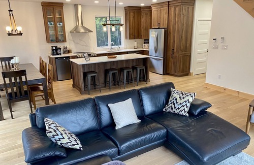 La Minerve House | Luxury Panoramic Lakefront Cottage Spa, Game Room & Beach