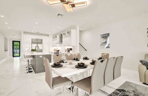 Victoria Park House | Luxury Paradise, walk to Las Olas -5 mins to Beach