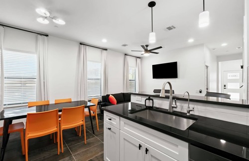Tobin Hill House | Luxury Pearl District Townhome- Walk to Dining & Riverwalk- CASA B
