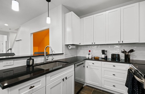Tobin Hill House | Luxury Pearl District Townhome- Walk to Dining & Riverwalk- CASA B