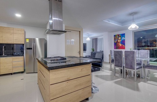 Santa Maria Condo | Luxury Penthouse 6 BD 4 BTH w/Rooftop Pool + Fiber Internet, Guest Friendly