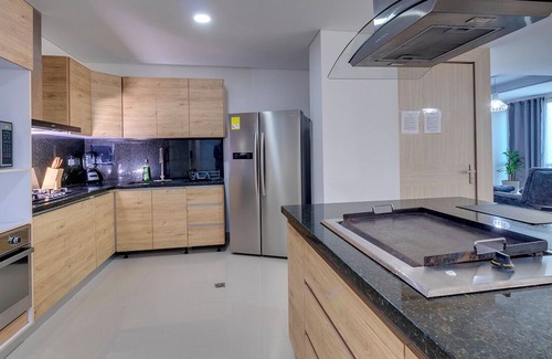 Santa Maria Condo | Luxury Penthouse 6 BD 4 BTH w/Rooftop Pool + Fiber Internet, Guest Friendly