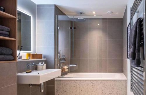 Nine Elms Apartment | Luxury Penthouse 2Bed 2Bath 2Balcony London Eye & River Views with GYM & AC & Incredible Rooftop View