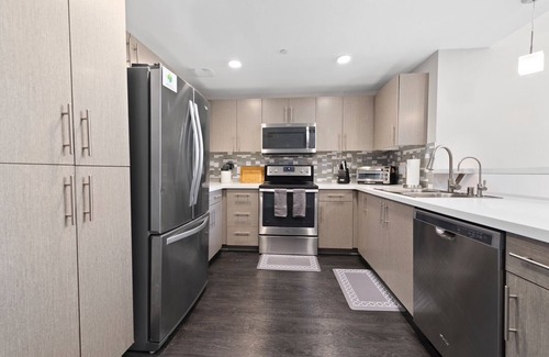 University City Apartment | Luxury Penthouse! Amenities Galore! w/King Bed