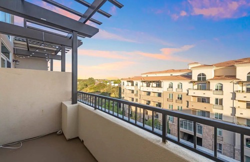 University City Apartment | Luxury Penthouse! Amenities Galore! w/King Bed