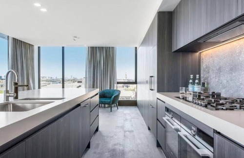South Melbourne Apartment | Luxury Penthouse with Bay and City Views
