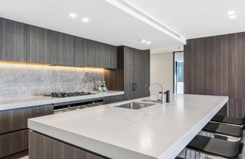 South Melbourne Apartment | Luxury Penthouse with Bay and City Views