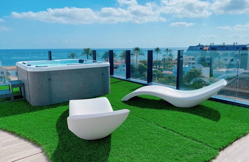 Denia Apartment | Luxury penthouse on the beach with pool - holaVivienda