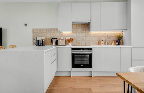 Kilburn Apartment | Luxury Penthouse w/ Roof Terrace Overlooking Park