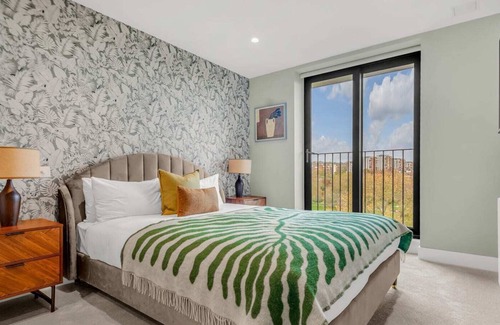 Kilburn Apartment | Luxury Penthouse w/ Roof Terrace Overlooking Park