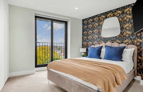 Kilburn Apartment | Luxury Penthouse w/ Roof Terrace Overlooking Park