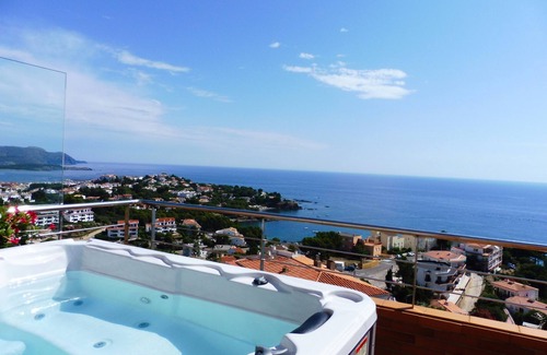 Llanca Apartment | Luxury penthouse with terrace and jaquzzi the panoramic sea views