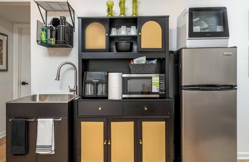 Blackwells Apartment | Luxury Pet friendly 1-bedroom apartment in Marietta with Parking and Storage