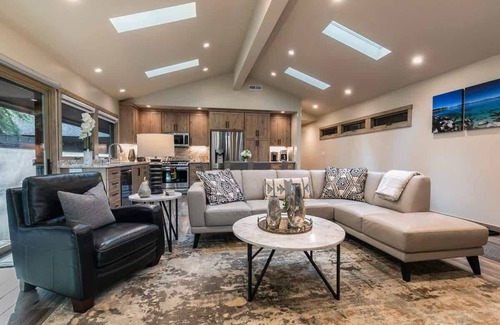 Tahoe Sierra Estates House | Luxury|Pier|Bouys|Pickleball|Walk to town