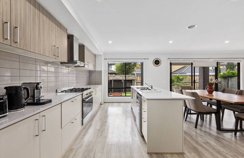 Sanctuary Lakes House | Luxury Point Cook Home 30 mins to Melb CBD!