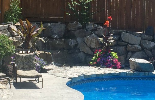 Central Okanagan House | Luxury pool and cabana lake house