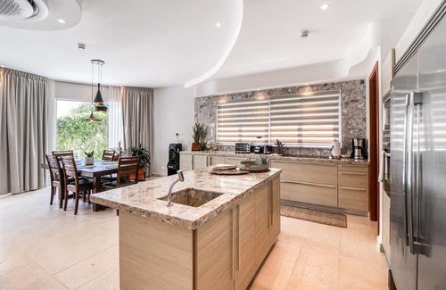 Jaco Condo | Luxury pool-front condo with private hot tub, balcony, fast WiFi - snowbirds OK