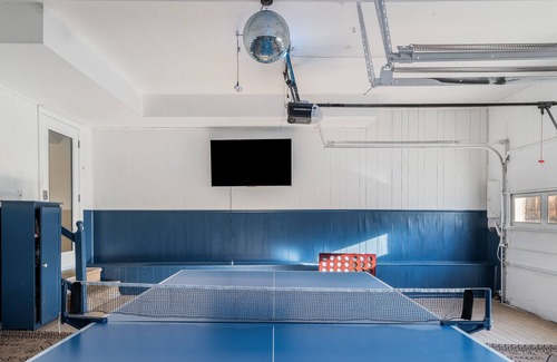 Oak Cliff House | Luxury | Pool + Hot tub + Game Room | Sleeps 9!
