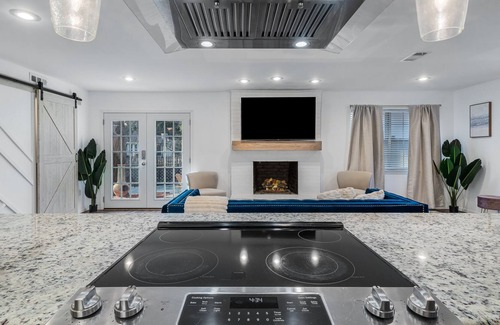 Oak Cliff House | Luxury | Pool + Hot tub + Game Room | Sleeps 9!