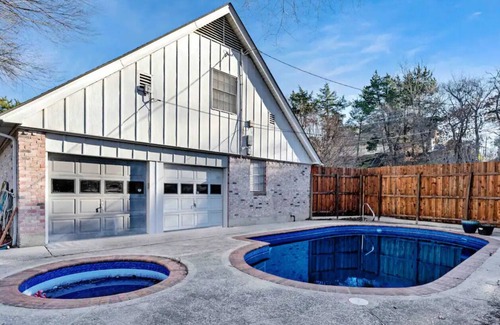 Oak Cliff House | Luxury | Pool + Hot tub + Game Room | Sleeps 9!