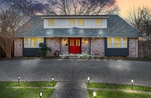 Oak Cliff House | Luxury | Pool + Hot tub + Game Room | Sleeps 9!