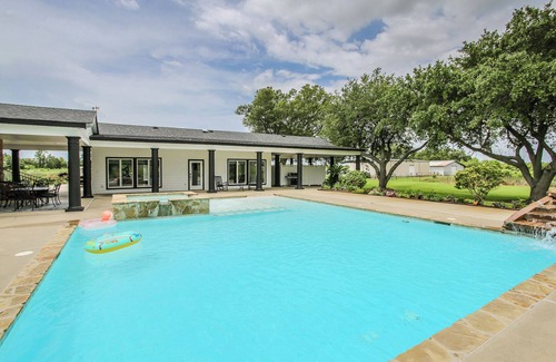 Bell City Apartment | Luxury Pool House for Rent In South Lake Charles, Louisiana
