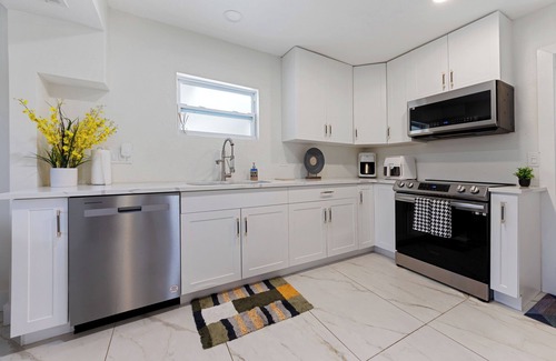 Riviera Bay House | Luxury Pool/KING Bed/Modern/Cozy St. Pete Tampa Beach Getaway