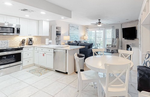 East End House | Luxury poolside townhouse with deck, balcony, washer/dryer, on-site pool, grill