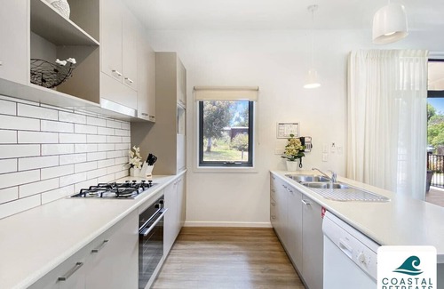 Cowes Apartment | 🏝 Luxury Poolside Retreat – Ramada Resort