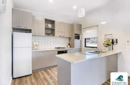 Cowes Apartment | 🏝 Luxury Poolside Retreat – Ramada Resort