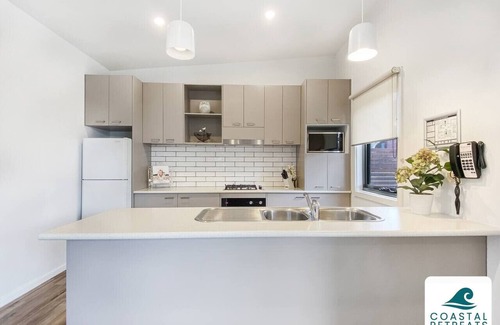 Cowes Apartment | 🏝 Luxury Poolside Retreat – Ramada Resort