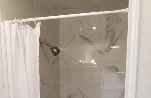 Lakeview Apartment | Luxury Queen Studio With Kitchenette sleeps 3