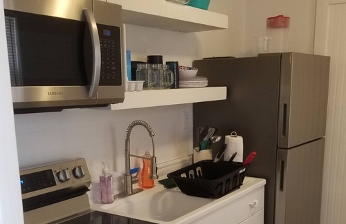 Lakeview Apartment | Luxury Queen Studio With Kitchenette sleeps 3