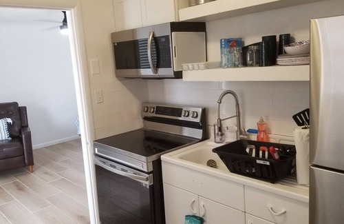 Lakeview Apartment | Luxury Queen Studio With Kitchenette sleeps 3