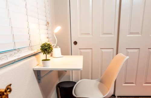 Silverado Ranch Bed & Breakfast | LUXURY QUEEN SUITE , MINUTES TO AIRPORT,STRIP AND FREEWAY